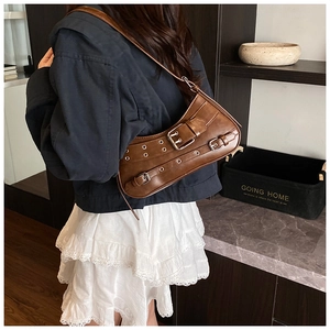 Vue détaillée du sac à bandoulière rétro marron Y2K avec boucles métalliques sur modèle