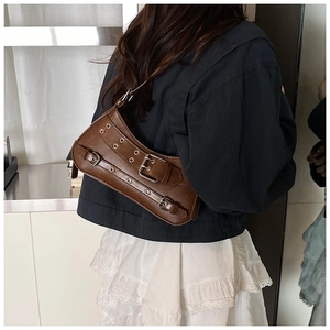 Détails du sac demi-lune en similicuir marron avec œillets argentés et boucles déco