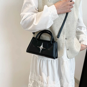 Petit sac carré noir minimaliste avec logo étoile argentée et fine bandoulière réglable