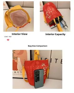 Detailansicht der roten Canvas-Beuteltasche mit geräumigem Innenraum und Alltagsgegenständen
