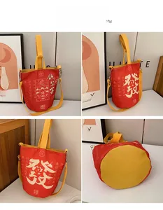 Details der roten Segeltuch-Beuteltasche mit chinesischer Kalligraphie und Schultergurt