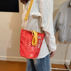 Detailansicht einer Neujahrs-Segeltuchtasche mit glückbringendem Kalligraphie-Druck