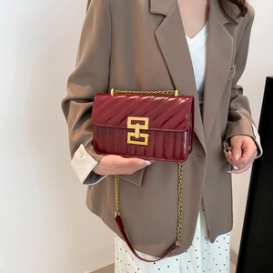 Sac bandoulière matelassé rouge vin avec chaîne dorée et boucle carrée élégante