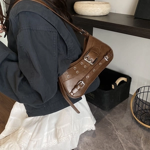 Sac sous le bras vintage en cuir marron avec boucles argentées et style Y2K