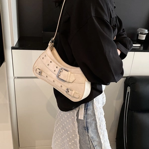 Sac croissant blanc cassé style punk Y2K avec boucles métalliques et détails d'œillets