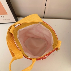 Rote festliche Segeltuchtasche mit gelben Griffen und Magnetverschluss Draufsicht