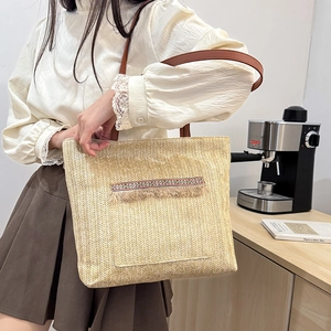 Bolso capazo grande de paja con borlas bohemias y bordados para vacaciones de verano