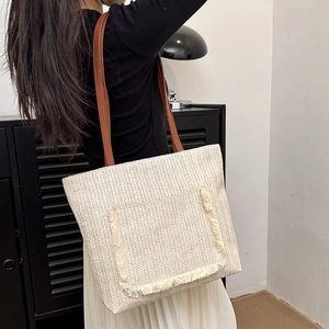 Bolso tote de verano tejido con correas de cuero marrón y bolsillo frontal de playa