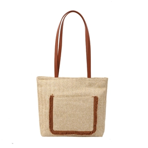 Bolso tote de paja de verano con correas de cuero marrón y bolsillo frontal con borla