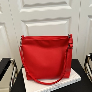 Minimalist Women PU Leather Tote Bag Large Capacity Casual Shoulder Crossbody Bag For Daily Commuting Trendy
