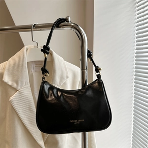 Sac sous le bras chic en cuir verni noir avec bandoulière nouée et lettrage doré