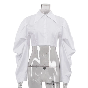 Chemisier court blanc de style français avec manches bouffantes et col pointu