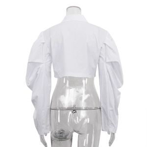 Vue arrière du chemisier court blanc avec manches bouffantes et détails de coupe épurés
