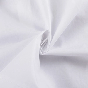 Gros plan sur la texture du tissu en coton blanc avec drapé naturel et fini mat