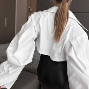 Vue arrière d'un chemisier court blanc en coton avec manches bouffantes et plis