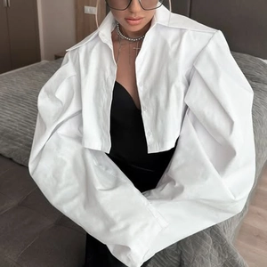 Chemise courte blanche minimaliste avec manches bouffantes et col en coton chic