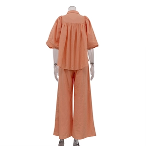 Rückansicht des pfirsichfarbenen Sets mit Puffärmel-Bluse und weit geschnittener Hose