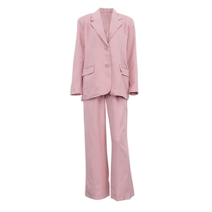 Flach liegender rosa Hosenanzug mit Revers-Blazer und weit geschnittener Hose
