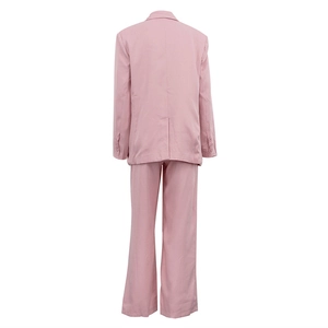 Rückansicht eines rosa Business-Anzugs bestehend aus Blazer mit Gehschlitz und Hose