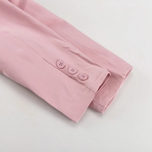 Detailansicht der rosa Sakko-Manschetten mit drei passenden Knöpfen auf Webstoff