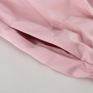 Nahaufnahme der Seitentasche eines rosa Business-Anzugs mit feiner Stofftextur