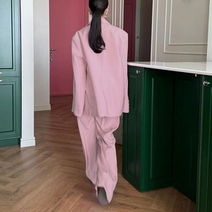 Rückansicht von rosa Oversize-Blazer und passender weit geschnittener Hose am Modell
