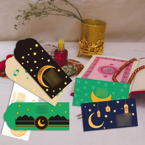 Détail d'enveloppes Eid Mubarak avec motifs de mosquées et motifs de lanternes dorées