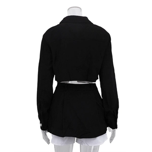 Vista trasera del conjunto negro de dos piezas con crop top de manga larga y minifalda