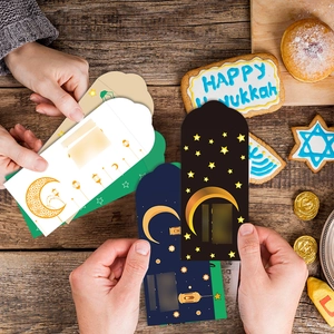 Détail d'enveloppes en papier Ramadan Eid avec des motifs de croissants et d'étoiles