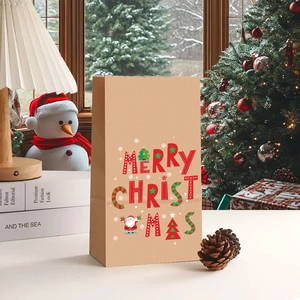 Détail du sac cadeau de Noël en kraft avec motifs Père Noël dans un décor festif de maison