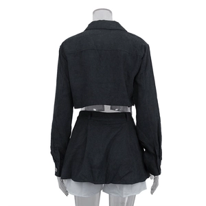 Vista posterior de conjunto femenino de chaqueta corta y minifalda en ante negro