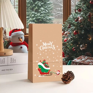 Gros plan d'un sac cadeau de Noël en papier Kraft brun avec motifs de Père Noël festifs