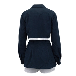 Vista trasera del conjunto de dos piezas azul marino con chaqueta corta y detalle de cuello
