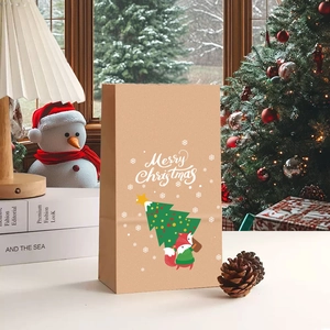 Détail d'un sac cadeau de Noël en papier kraft avec renard et motifs de flocons blancs