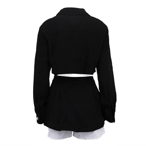 Vista trasera de un conjunto moderno de dos piezas en blanco y negro con chaqueta y falda