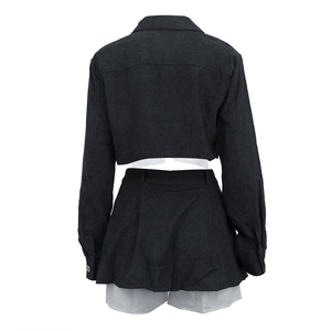 Vista trasera de conjunto gris de falda y top corto con detalle de camisa blanca