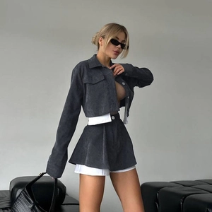 Conjunto street style gris oscuro con chaqueta corta y pantalones cortos de capas