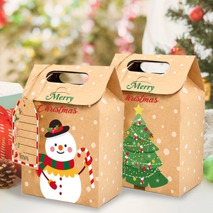 Detalle de bolsas navideñas de papel kraft con diseños de muñeco de nieve y árbol