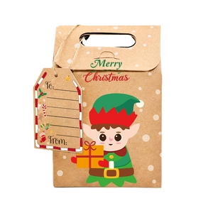 Detalle de bolsa de regalo navideña de papel kraft con elfo y etiqueta decorativa