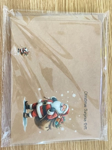 Dettaglio di biglietti natalizi vintage in carta kraft con illustrazione di Babbo Natale