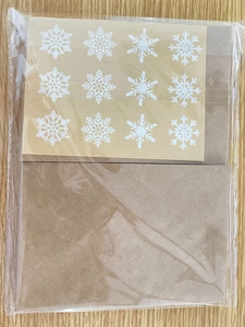 Set dettagliato di 12 adesivi a fiocco di neve bianchi su carta kraft con buste incluse