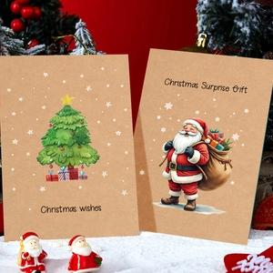 Dettaglio di biglietti di Natale vintage in carta kraft con motivi di albero e Babbo Natale