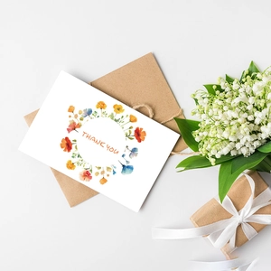 Carte de remerciement florale bohème avec enveloppe sur fond blanc minimaliste