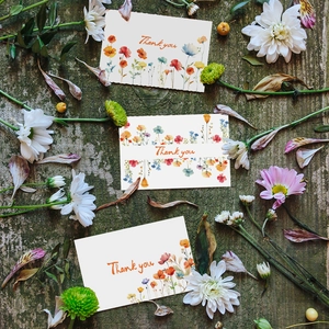 Détail de cartes de remerciement aquarelle florale avec enveloppes sur bois vintage