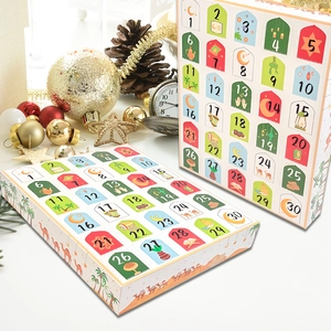 Detalle de un calendario de cuenta atrás para Ramadán con 30 compartimentos y motivos