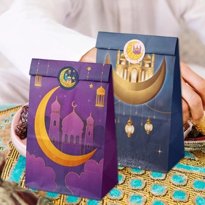 Sacchetti regalo in carta per Ramadan con mezzaluna dorata e moschea per le feste di Eid