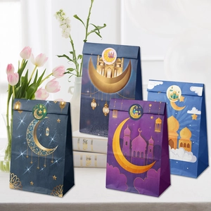 Dettaglio di sacchetti regalo Eid con design a luna e sigilli adesivi festivi