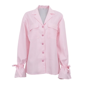 Detail der rosa gestreiften Bluse mit Reverskragen, Knöpfen und plissierten Bindemanschetten