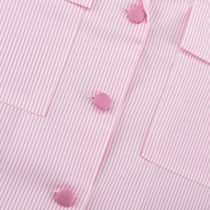 Details des rosa gestreiften Hemdes mit matten Knöpfen und symmetrischen Taschen