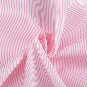 Nahaufnahme von rosa-weiß gestreiftem Hemdenstoff mit weicher Textur und feiner Webart